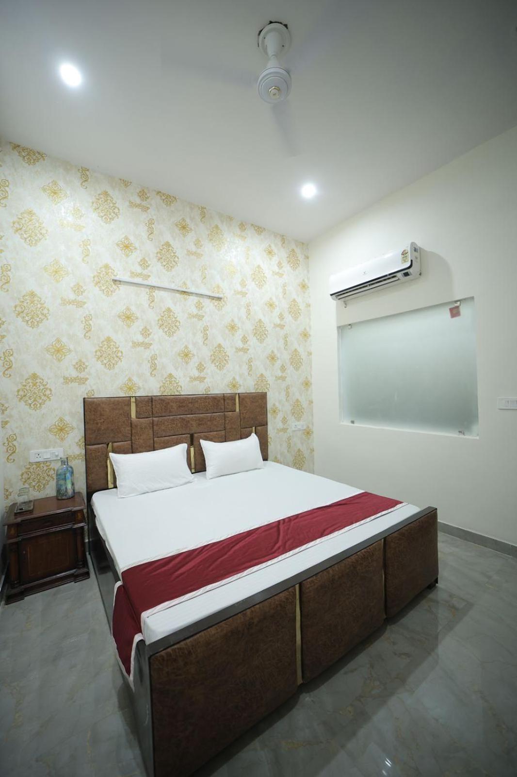 Saroj Hotel