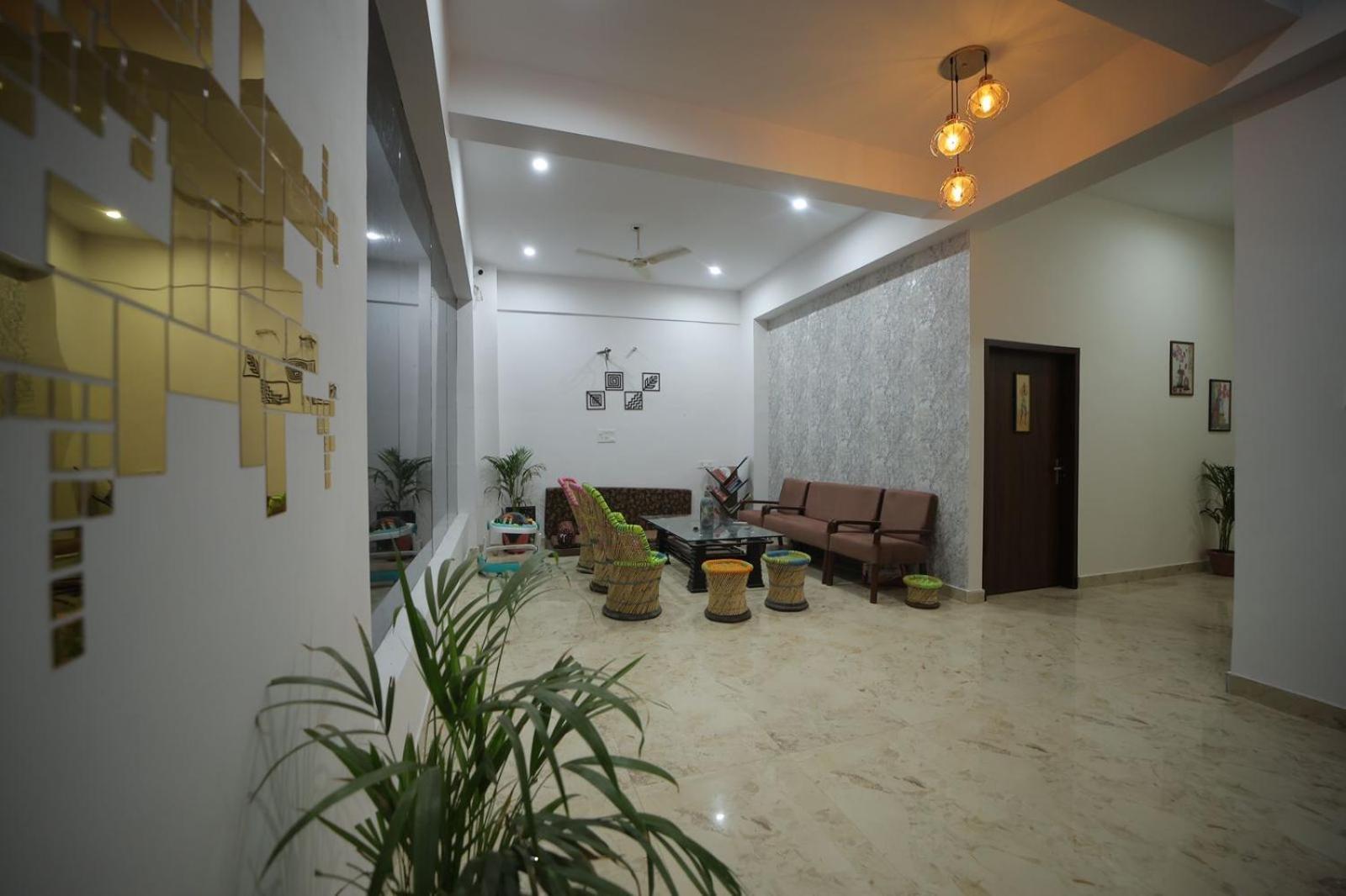 Saroj Hotel