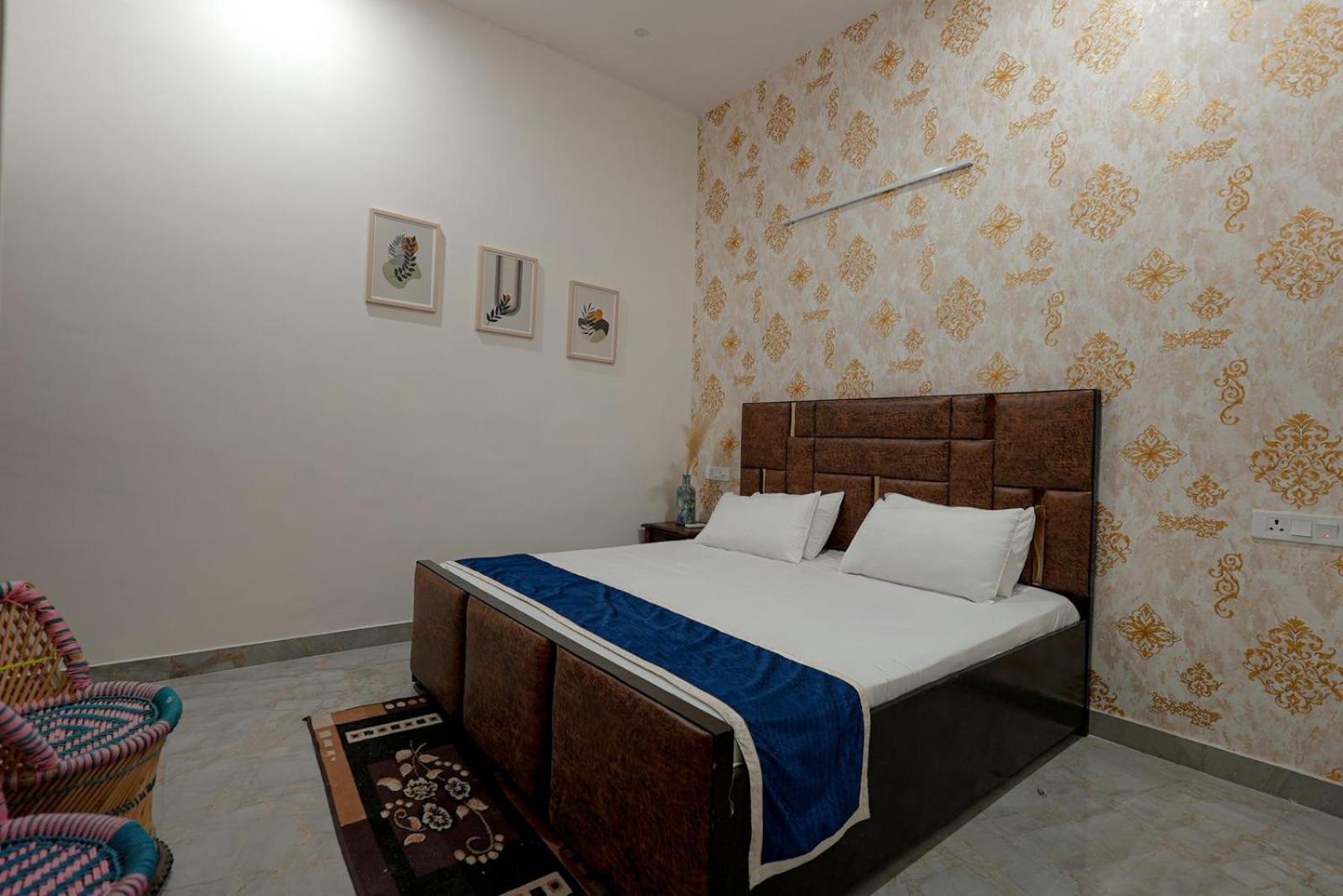Saroj Hotel 3*